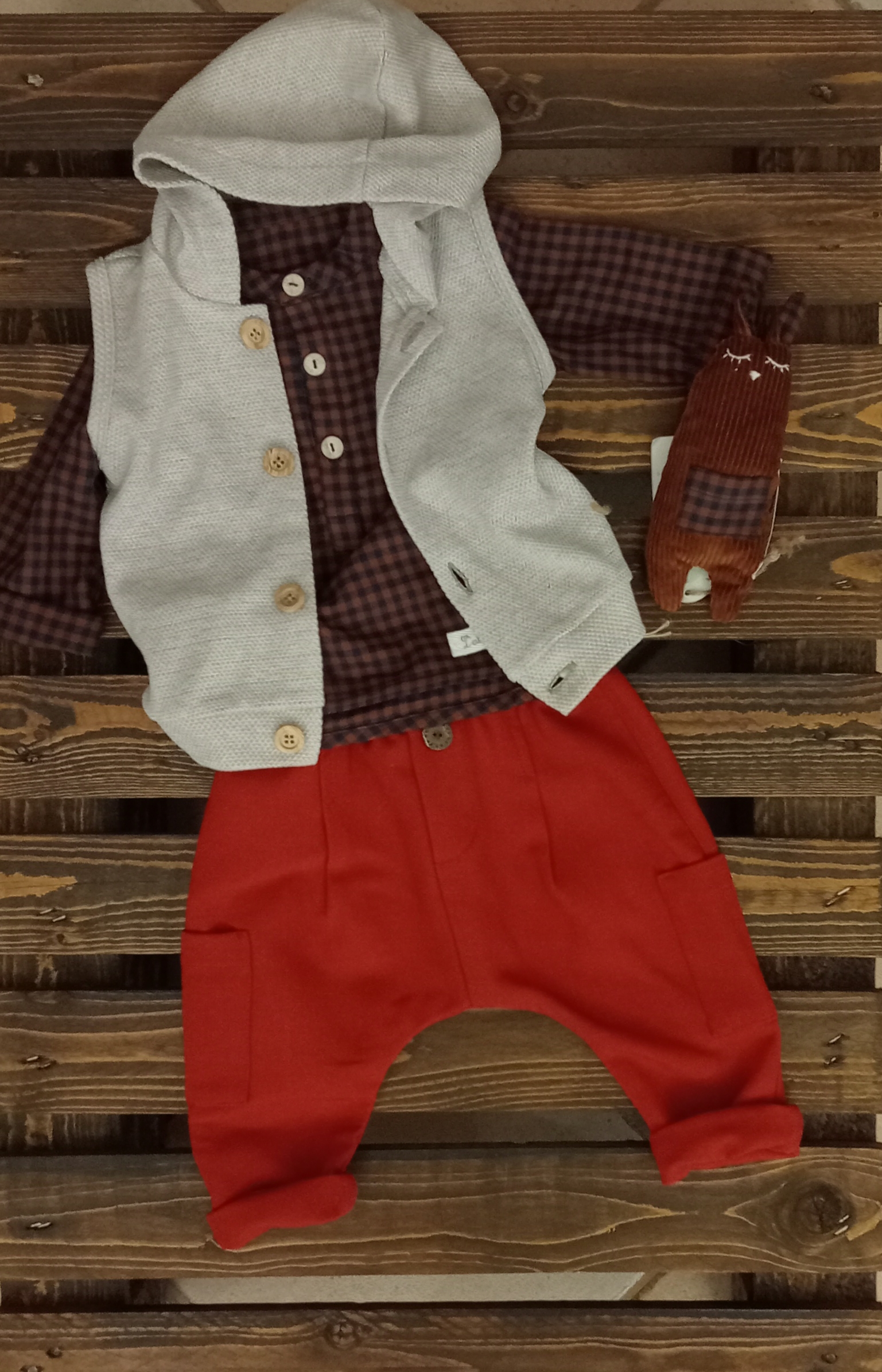 Completo bambino con gilet beige