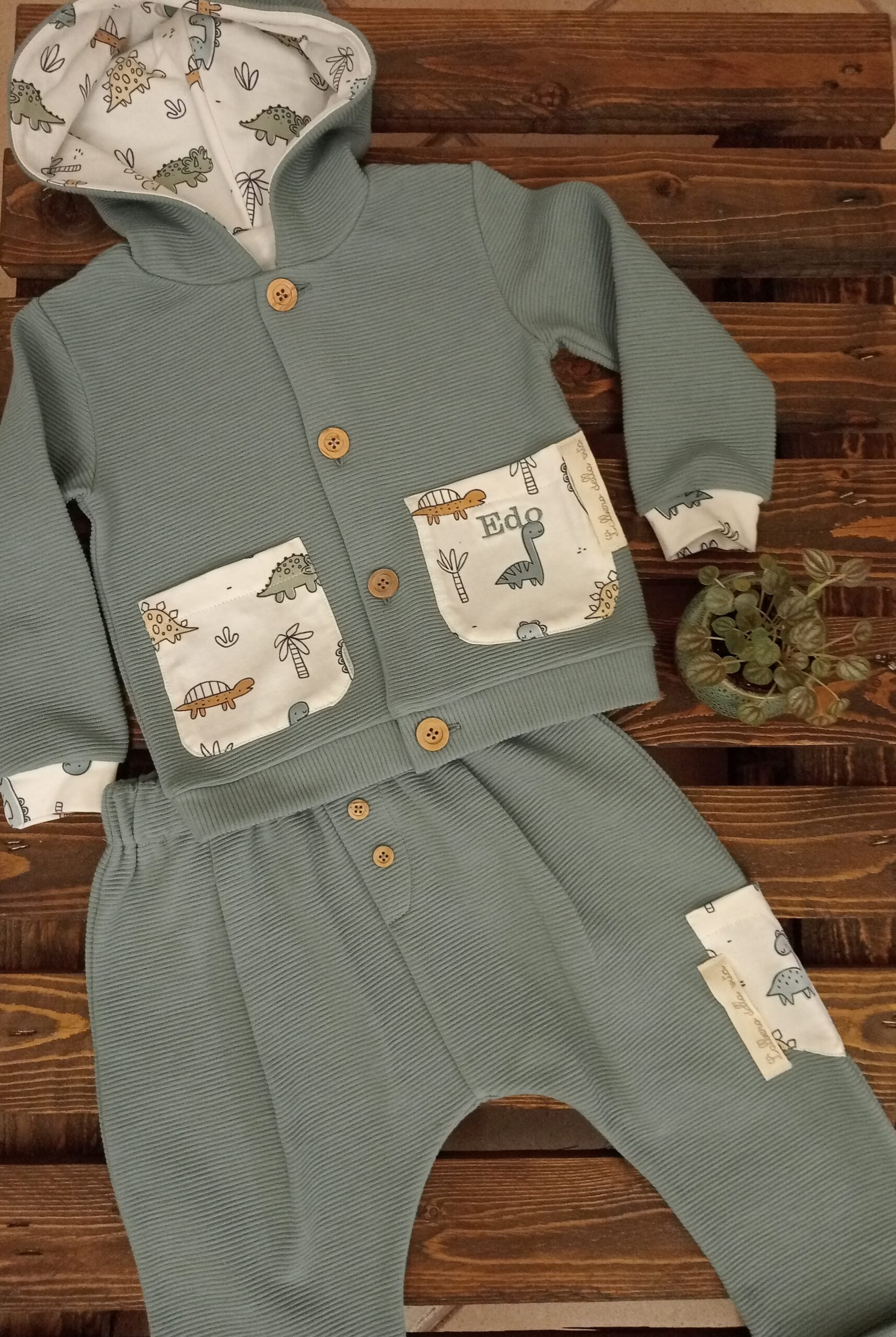 Completo due pezzi giacchino con cappuccio e pantalone con risvolto