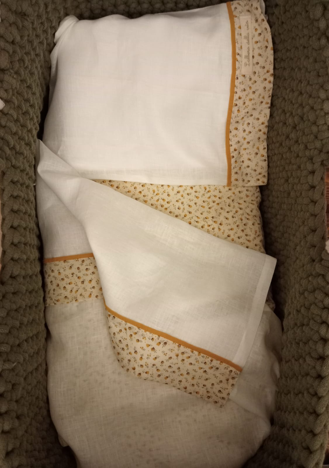 Lenzuolino di lino con fascia fantasia e piping